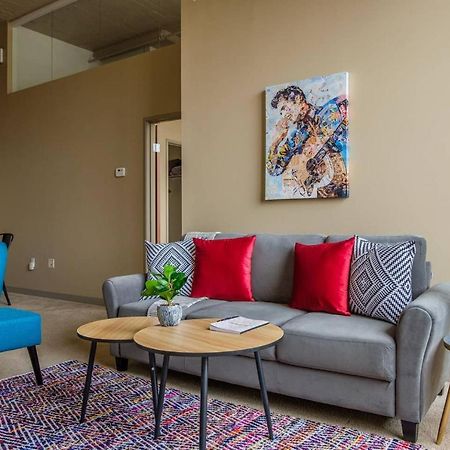 Frontdesk Waterfront Apts Downtown Cleveland Apartment Exterior photo